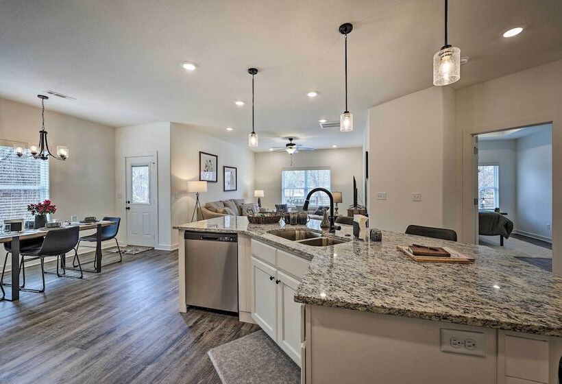 Newly Built Bella Vista Home Near Lakes