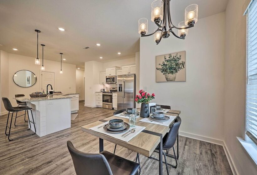 Newly Built Bella Vista Home Near Lakes