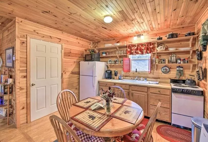 Peaceful Mountain City Cabin W/ Porch & Fire Pit