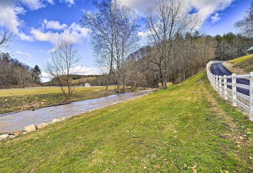 Peaceful Mountain City Cabin W/ Porch & Fire Pit