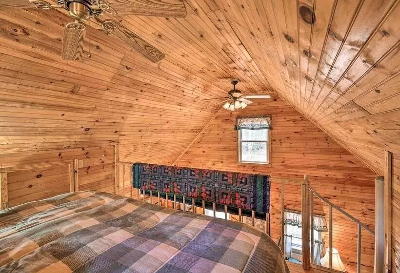 Peaceful Mountain City Cabin W/ Porch & Fire Pit