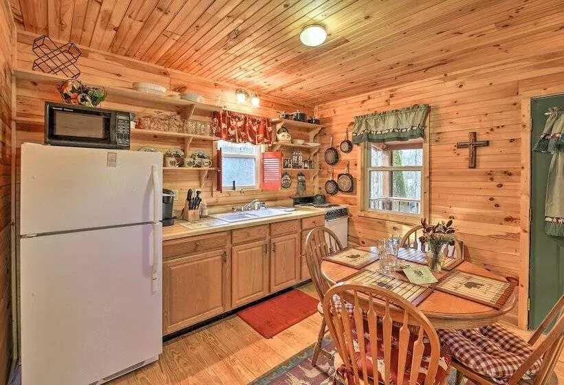 Peaceful Mountain City Cabin W/ Porch & Fire Pit