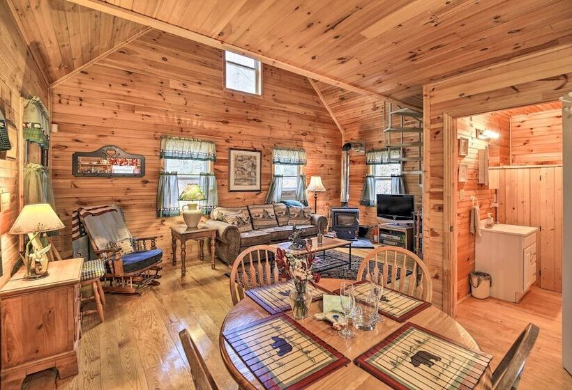 Peaceful Mountain City Cabin W/ Porch & Fire Pit