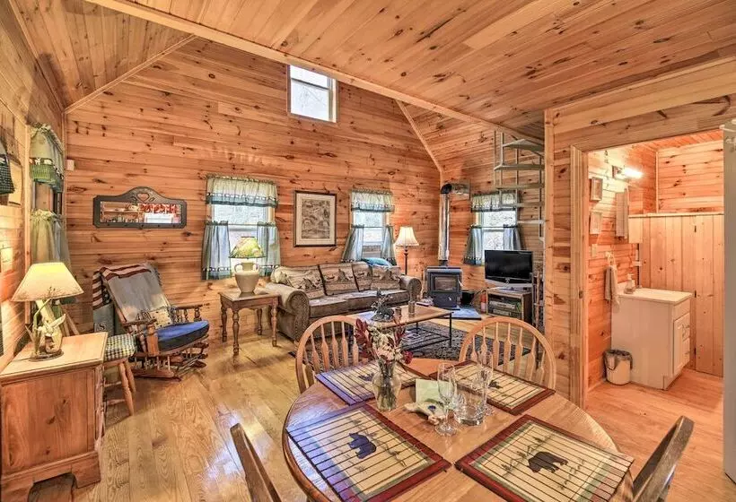 Peaceful Mountain City Cabin W/ Porch & Fire Pit