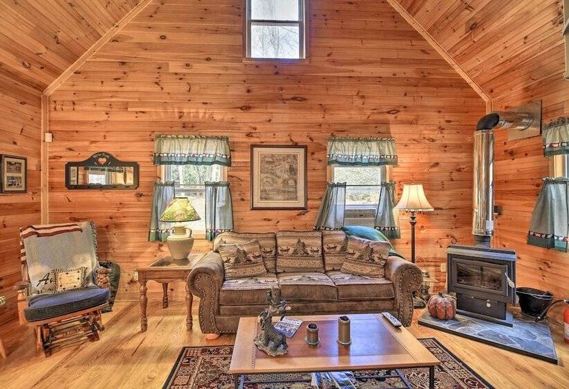 Peaceful Mountain City Cabin W/ Porch & Fire Pit