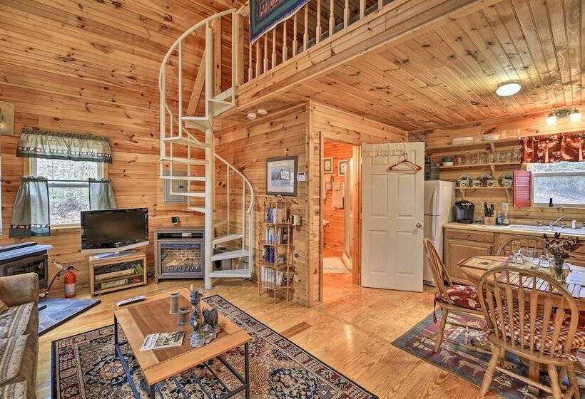 Peaceful Mountain City Cabin W/ Porch & Fire Pit