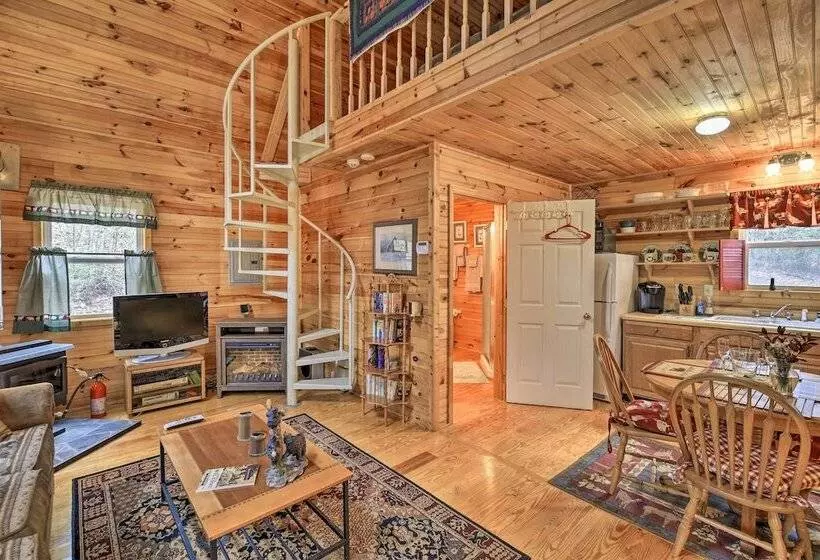 Peaceful Mountain City Cabin W/ Porch & Fire Pit