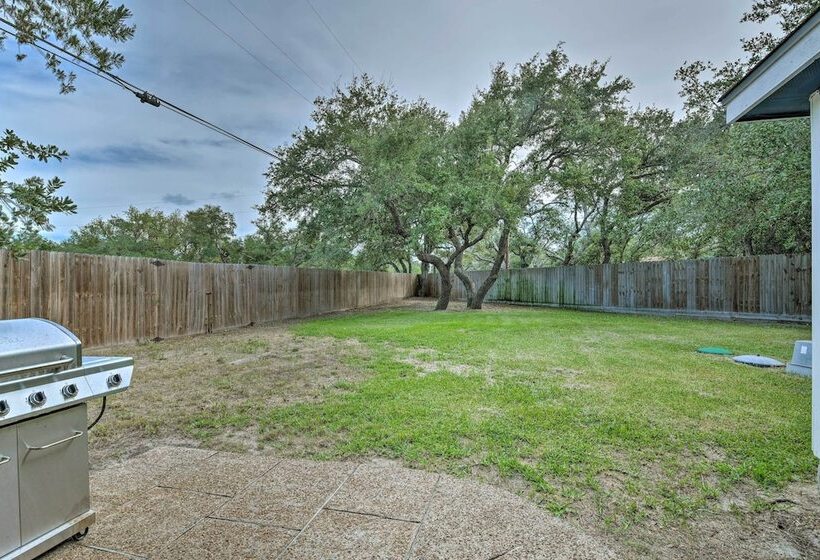 Pet Friendly Rockport Home ~ 4 Mi To Beach!