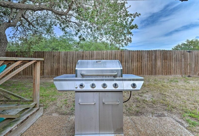 Pet Friendly Rockport Home ~ 4 Mi To Beach!