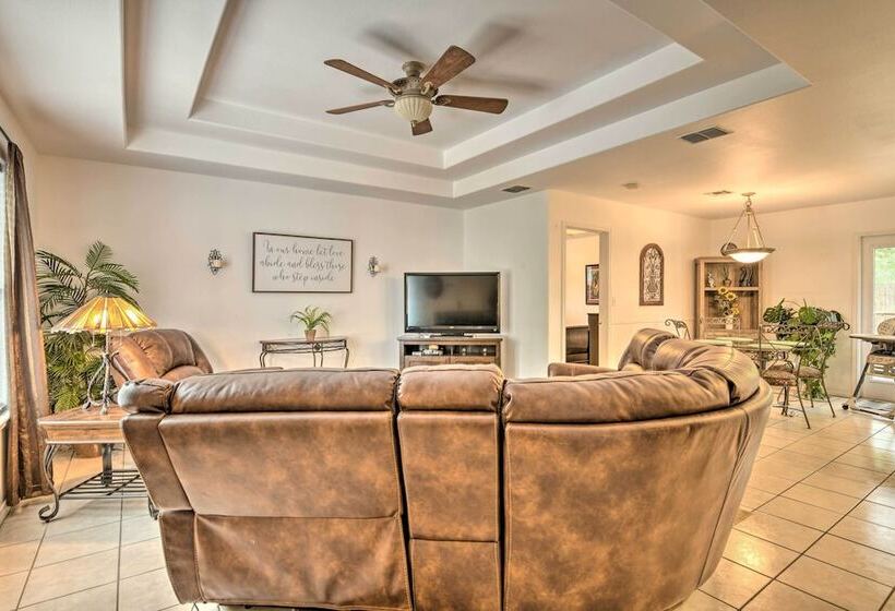 Pet Friendly Rockport Home ~ 4 Mi To Beach!