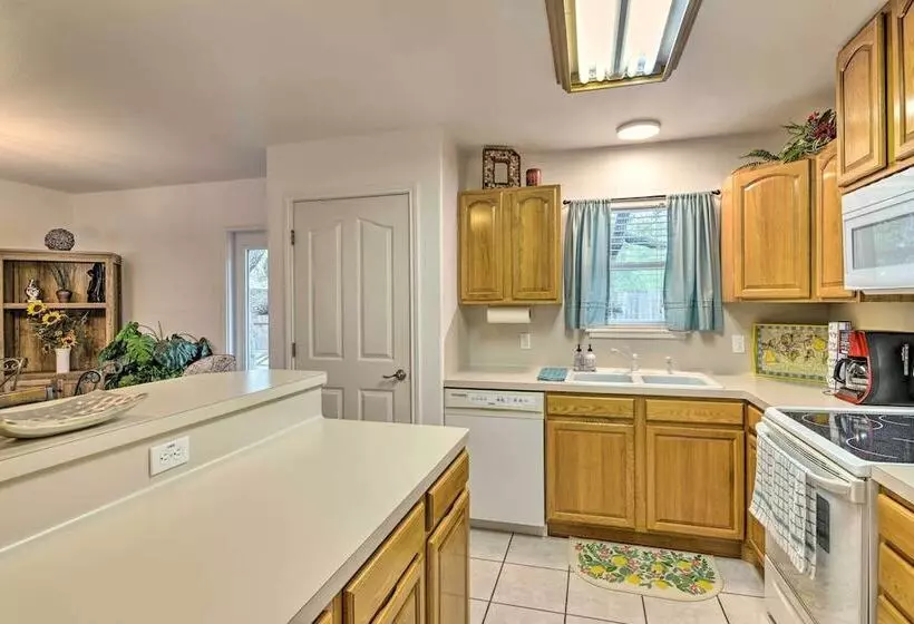 Pet Friendly Rockport Home ~ 4 Mi To Beach!