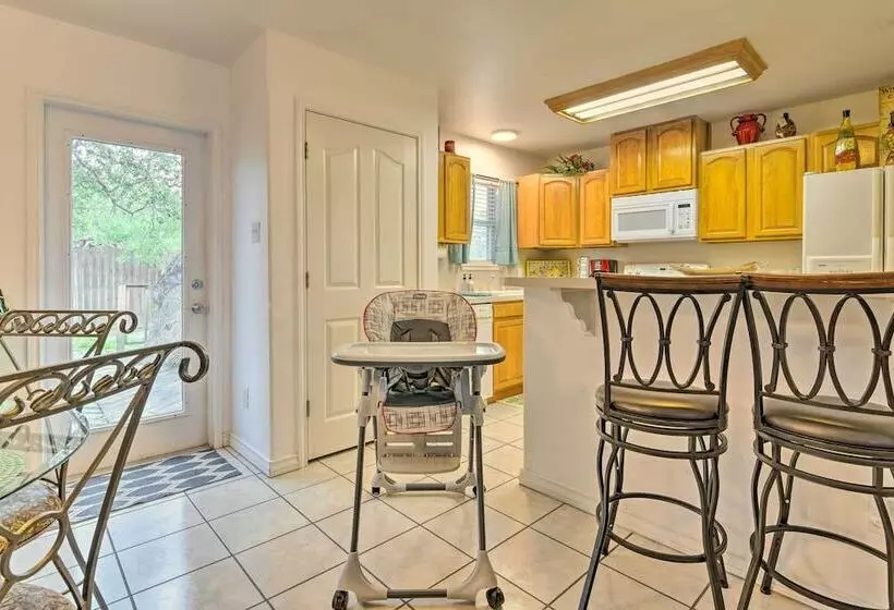 Pet Friendly Rockport Home ~ 4 Mi To Beach!