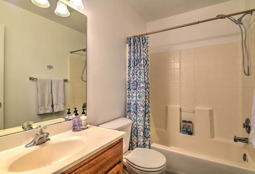 Pet Friendly Rockport Home ~ 4 Mi To Beach!