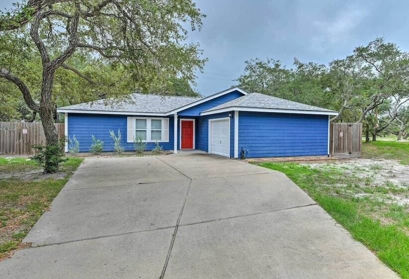 Pet Friendly Rockport Home ~ 4 Mi To Beach!