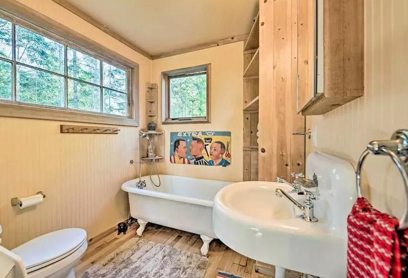 Port Townsend Cottage Near Wineries & Golf