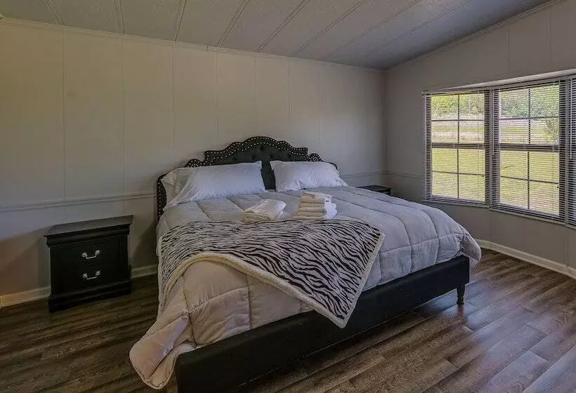 Quaint Asheboro Home ~ 1 Mi To North Carolina Zoo!