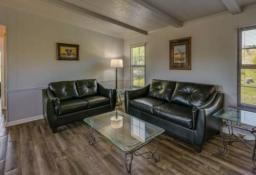 Quaint Asheboro Home ~ 1 Mi To North Carolina Zoo!