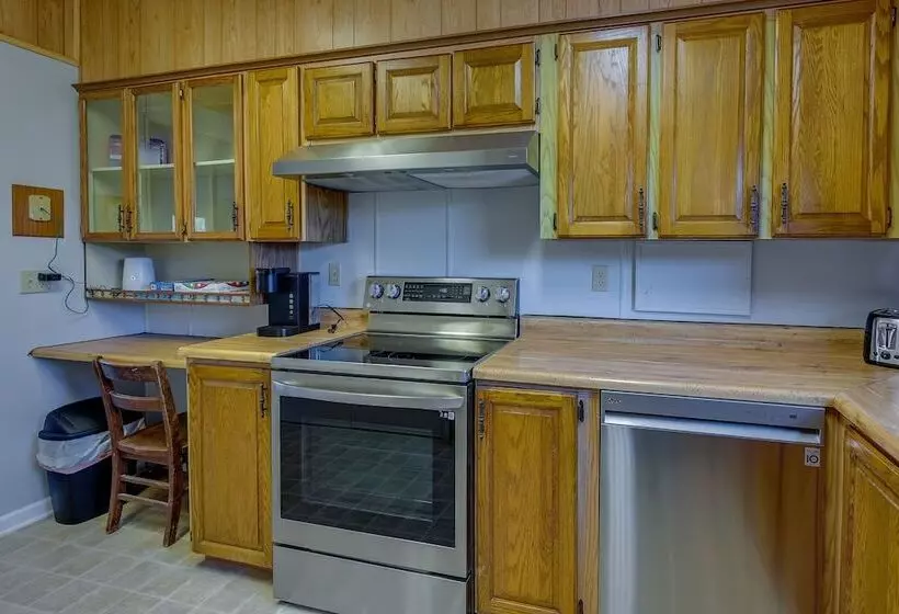 Quaint Asheboro Home ~ 1 Mi To North Carolina Zoo!