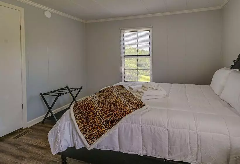 Quaint Asheboro Home ~ 1 Mi To North Carolina Zoo!