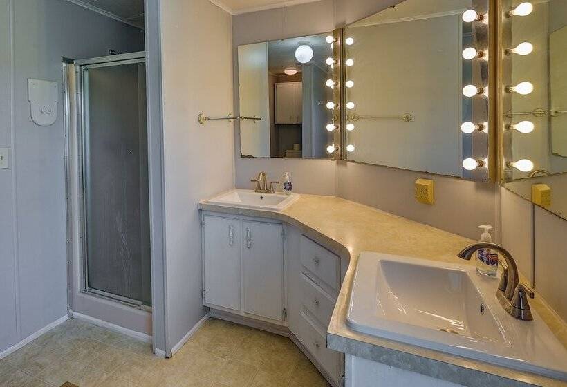 Quaint Asheboro Home ~ 1 Mi To North Carolina Zoo!