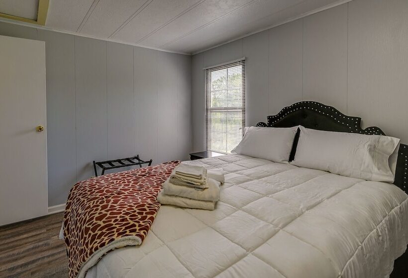 Quaint Asheboro Home ~ 1 Mi To North Carolina Zoo!