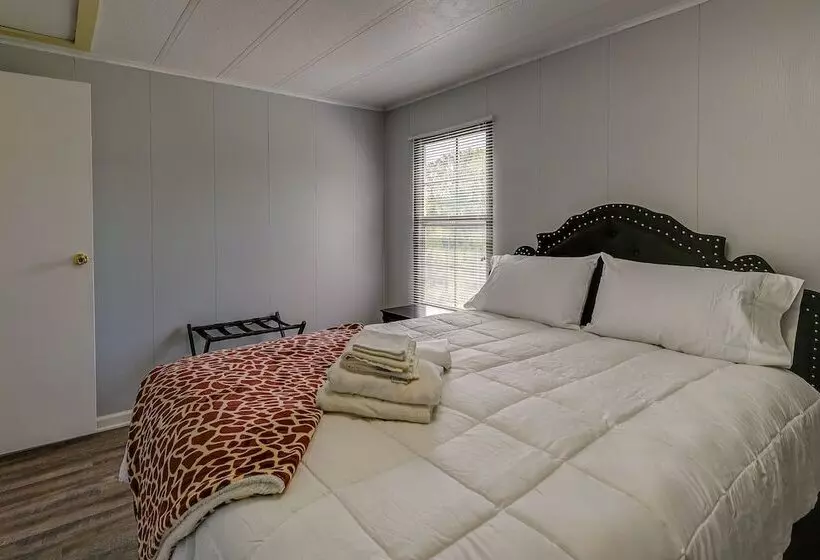 Quaint Asheboro Home ~ 1 Mi To North Carolina Zoo!