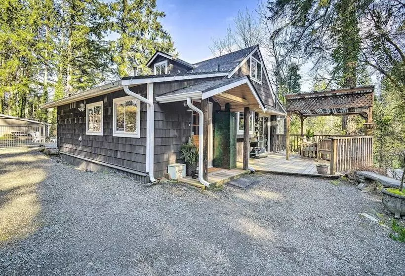 Pet Friendly Cabin: Minutes To Gig Harbor!