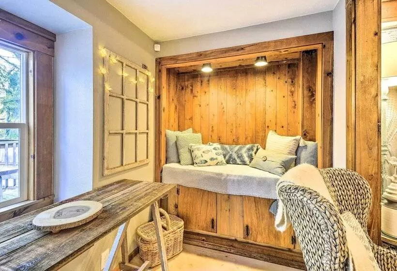 Pet Friendly Cabin: Minutes To Gig Harbor!