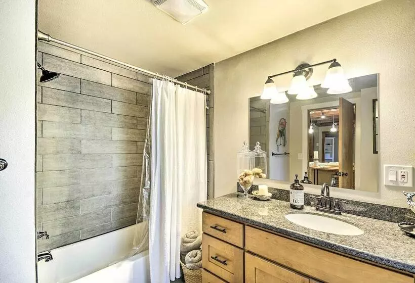 Pet Friendly Cabin: Minutes To Gig Harbor!