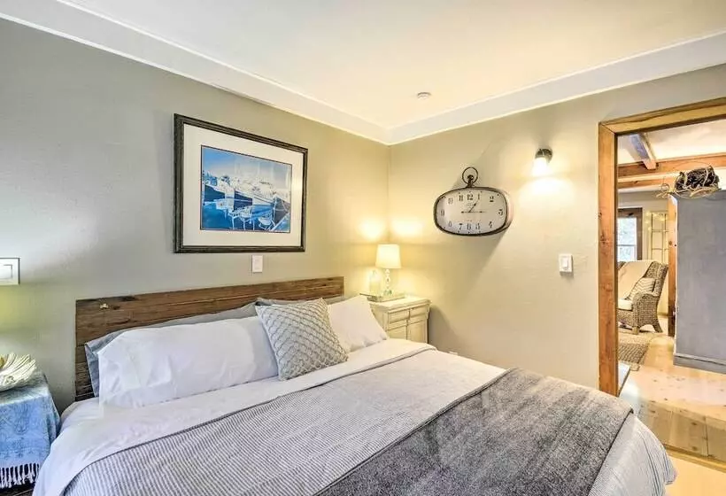 Pet Friendly Cabin: Minutes To Gig Harbor!