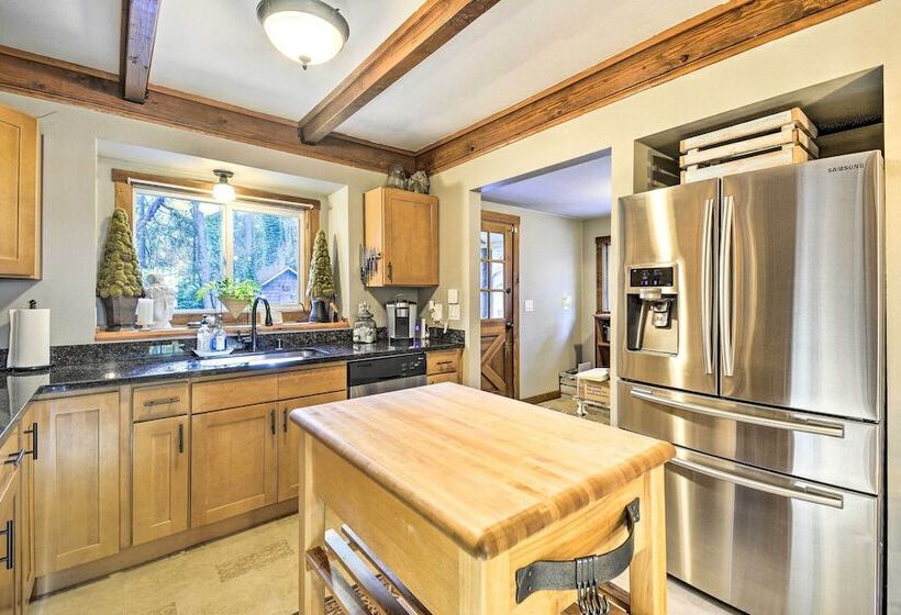 Pet Friendly Cabin: Minutes To Gig Harbor!