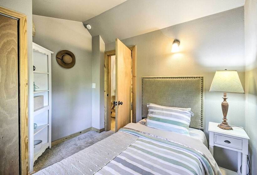 Pet Friendly Cabin: Minutes To Gig Harbor!