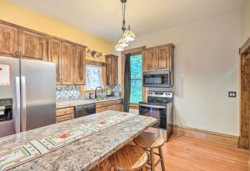 < 1 Mi To Downtown: Historic Dubuque Gem!