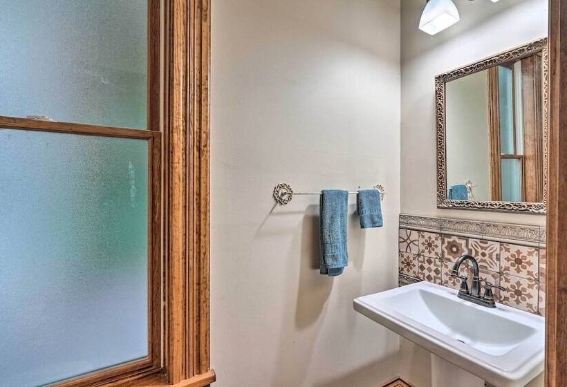 < 1 Mi To Downtown: Historic Dubuque Gem!