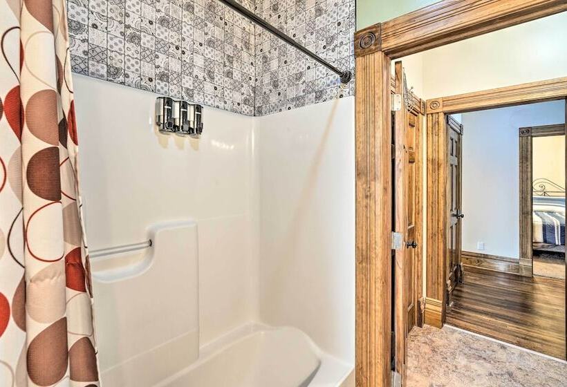 < 1 Mi To Downtown: Historic Dubuque Gem!