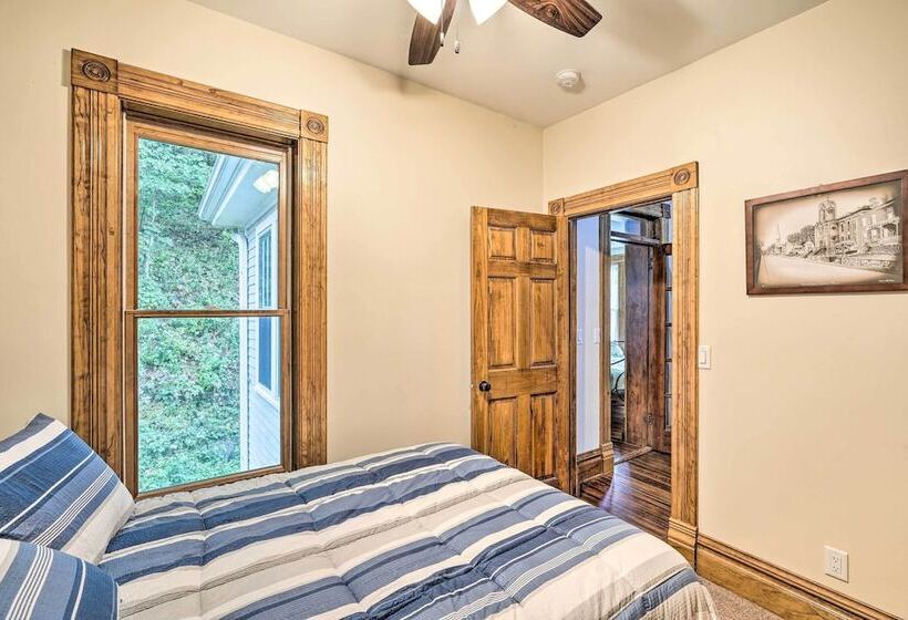 < 1 Mi To Downtown: Historic Dubuque Gem!