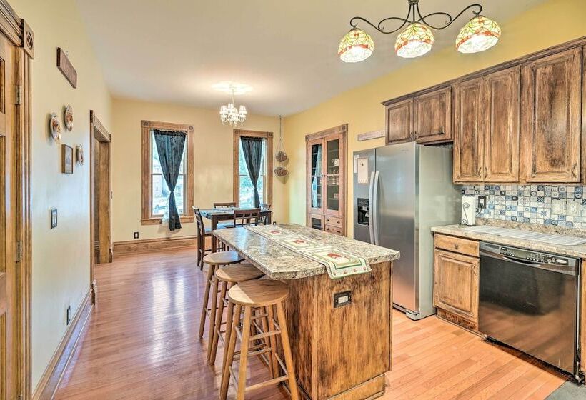 < 1 Mi To Downtown: Historic Dubuque Gem!