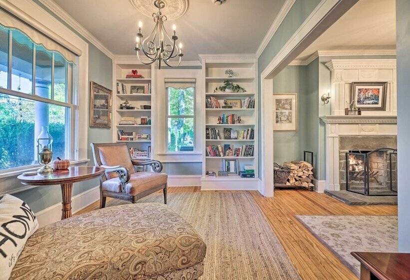 Restored Victorian Home Walk To Downtown Hawley!