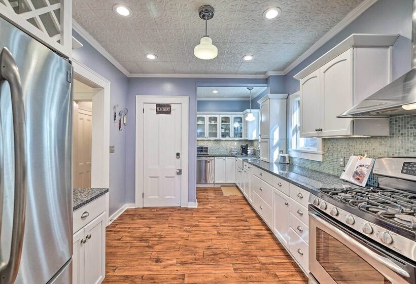 Restored Victorian Home Walk To Downtown Hawley!