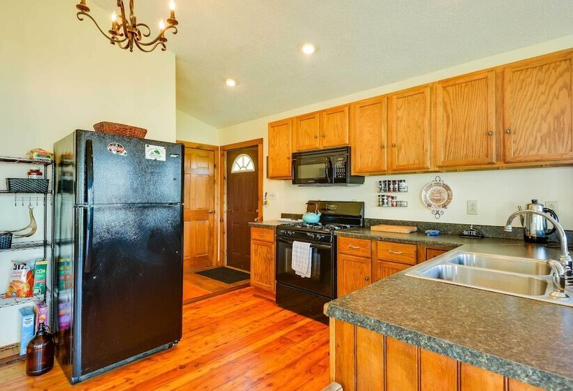 Scenic Cape Vincent Retreat: Walk To Marina!