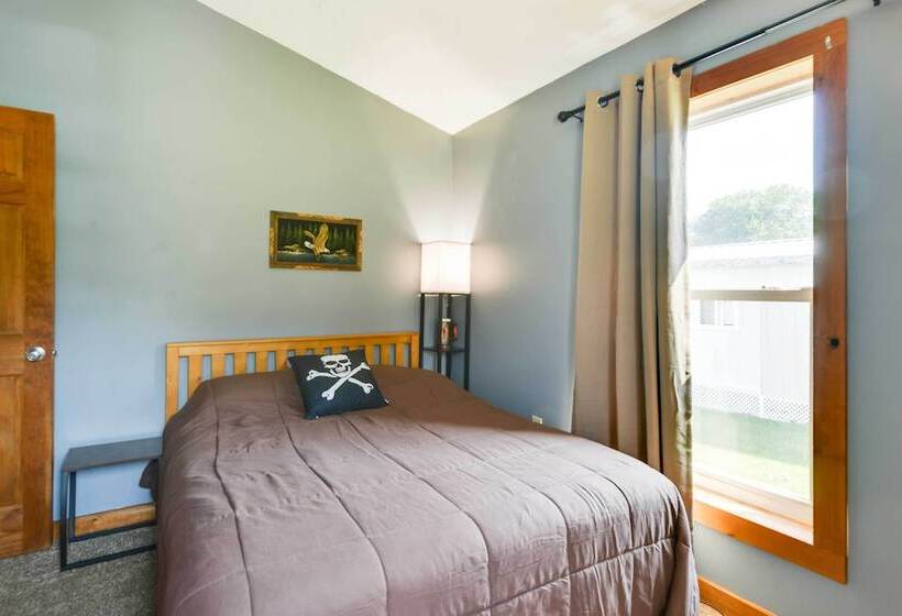 Scenic Cape Vincent Retreat: Walk To Marina!