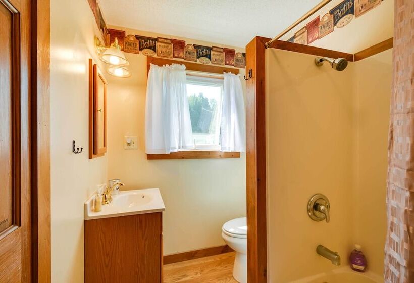 Scenic Cape Vincent Retreat: Walk To Marina!