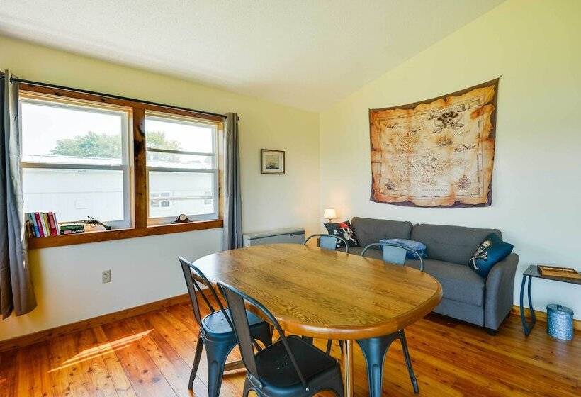 Scenic Cape Vincent Retreat: Walk To Marina!