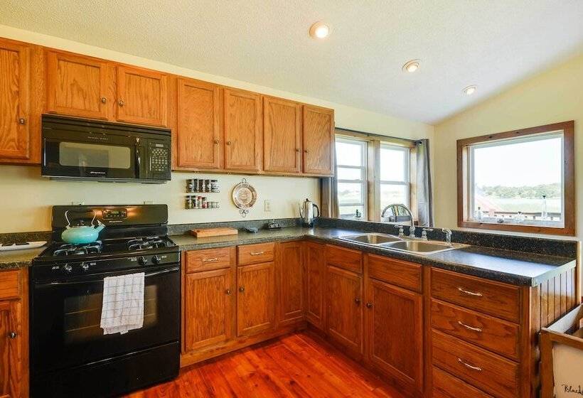 Scenic Cape Vincent Retreat: Walk To Marina!