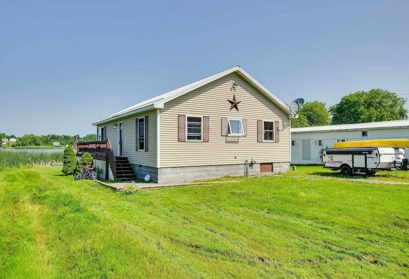 Scenic Cape Vincent Retreat: Walk To Marina!