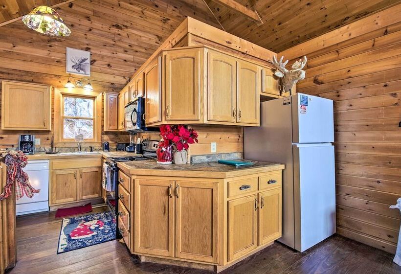 Rustic Sevierville Cabin: Private Hot Tub & Games!