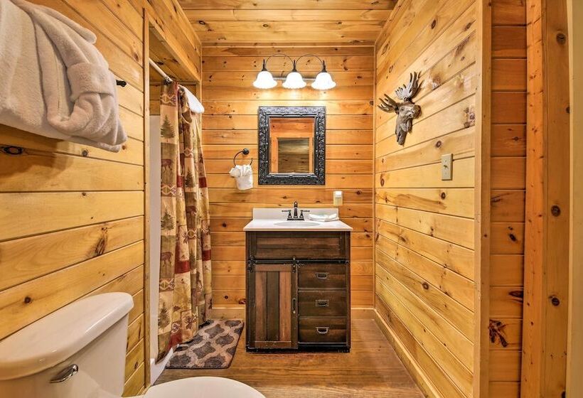 Rustic Sevierville Cabin: Private Hot Tub & Games!