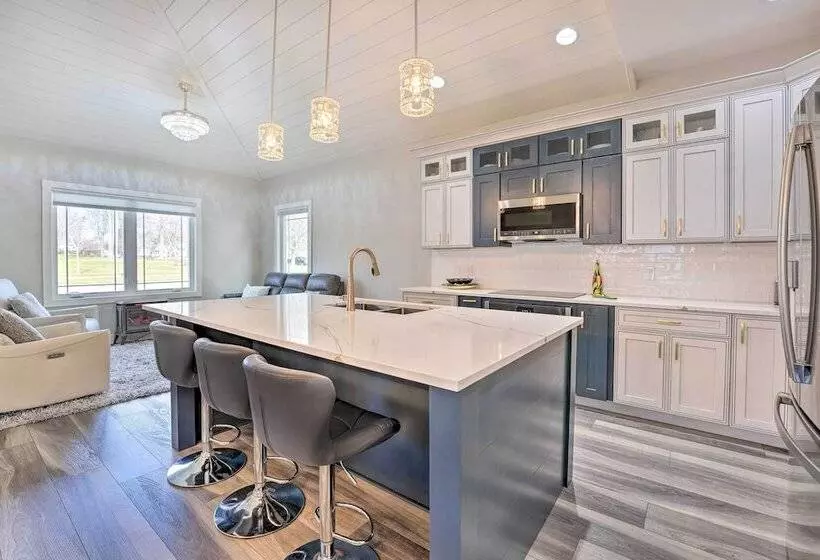 Sleek Ludington Haven < 1 Mi To Lake Michigan