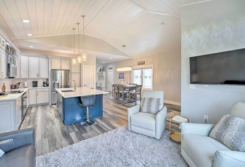 Sleek Ludington Haven < 1 Mi To Lake Michigan