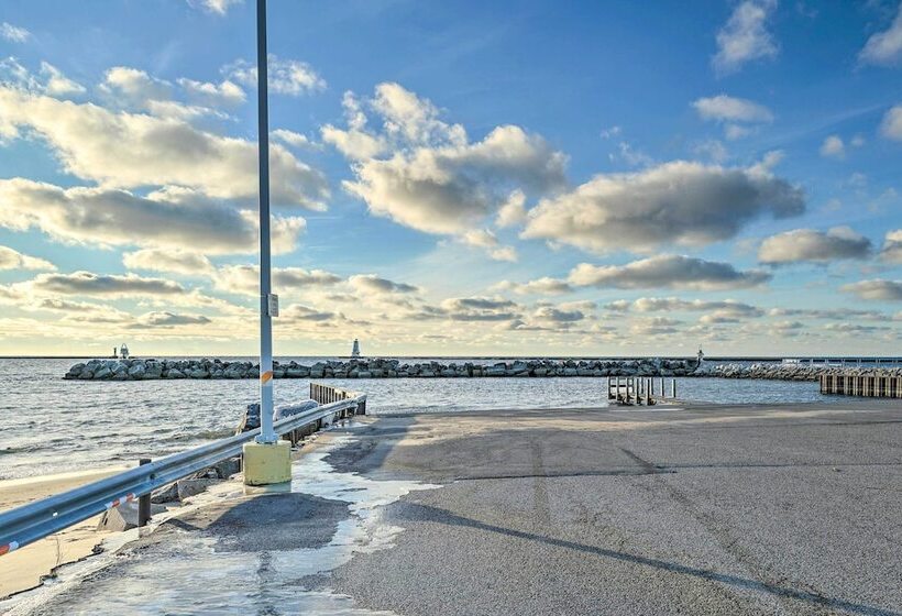 Sleek Ludington Haven < 1 Mi To Lake Michigan